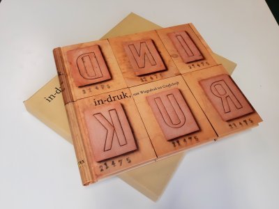 Boek met de titel: In-druk, van Wiegedruk tot Grafschrift