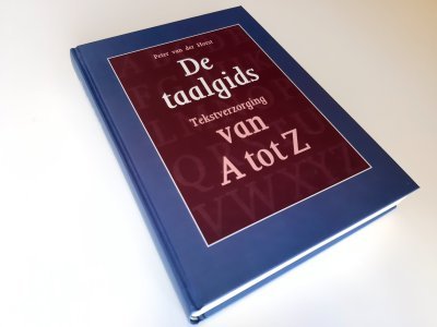 Tweedehands boek: De taalgids, tekstverzorging van A tot Z van auteur Peter van der Horst - Hardcover oogt als nieuw, binnenin onbeschreven en schoon.