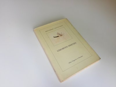 Tweedehands boek: Gekorven diertjes van auteur Midas Dekkers - Hardcover met stofomslag. Gebruikerssporen en vegen stofomslag. Binnenzijde kaft verkleurd, verder onbeschreven, netjes en schoon.