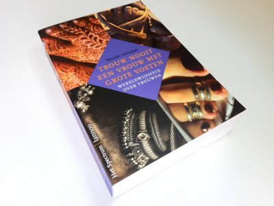 Tweedehands boek: Trouw nooit een vrouw met grote voeten van auteur Mineke Schipper - Paperback met rechte rug zonder leesvouwen, minimale gebruikerssporen randen kaft, oogt als nieuw!