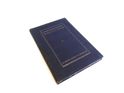 Tweedehands boek: Godenschemering een gedicht van auteur Marcellus Emants - Paperback bedekt met linnen, met goudkleurige letters op voorplat en rug. Linnen heeft aan de rug onder en boven lichte slijtage. Voor en achterkant licht vaal. Binnenkant onbeschreven en netjes.