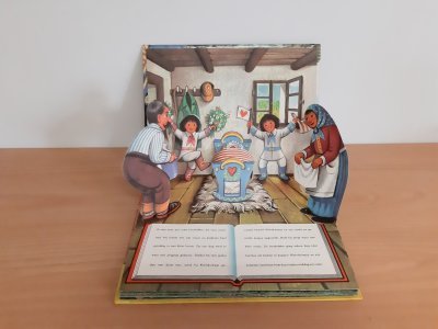 Tweedehands boek: Kleinduimpje – Pop-up boek (1971) van auteur Vojtěch Kubašt - Hardcover in zeer goede staat. Alle pop-up mechanismen intact, geen scheuren of beschadigingen.