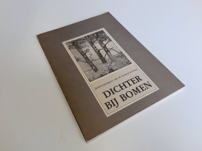 Tweedehands boek: Dichter bij bomen van auteur Samengesteld: bomenstichting - Paperback licht verkleurd en slijtage langs randen kaft en rug. Binnenkant onbeschreven en netjes.