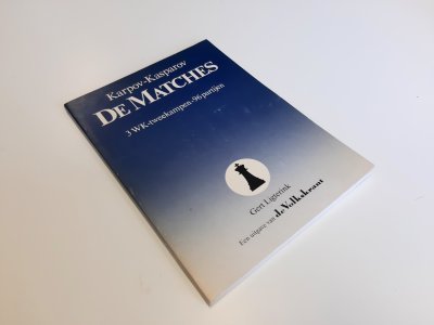 Tweedehands boek: De Matches Karpov-Kasparov van auteur Gert Ligterink - Paperback met rechte rug. Gebruikerssporen randen kaft en rug. Klein vouwtje voorkant kaft, bovenin. Bladzijdes licht verkleurd, verder onbeschreven en netjes.