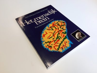 Tweedehands boek: Het menselijk brein functioneren en denken van auteur Dick Gilling en Robin Brightwell - Paperback met rechte rug zonder leesvouwen. Slijtage langs de randen kaft en rug. Bladzijdes licht verkleurd en naamstempeltje voorin, verder onbeschreven en netjes.