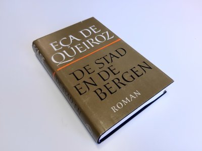 Boek met de titel: De stad en de bergen