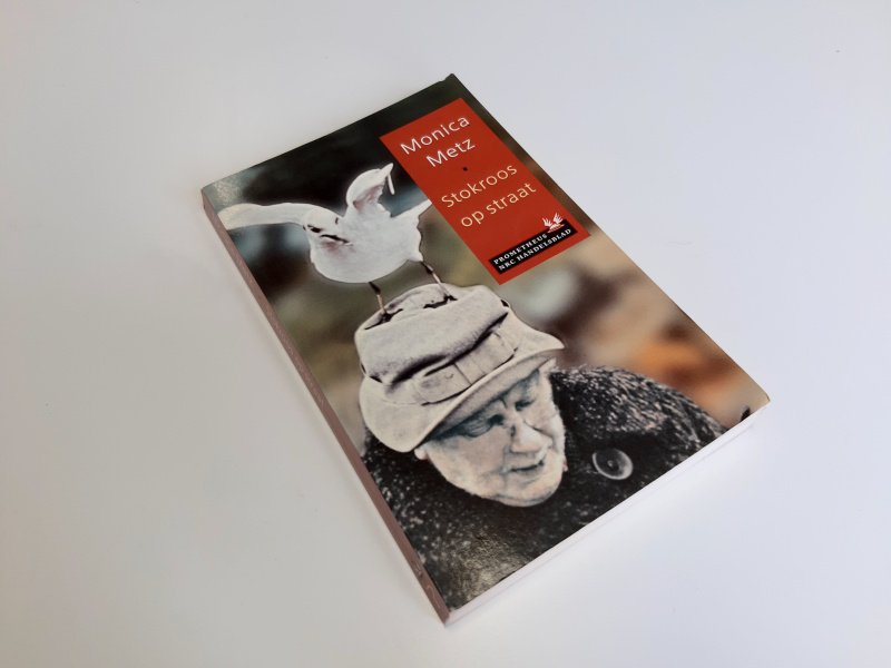 Boek met de titel: Stokroos op straat