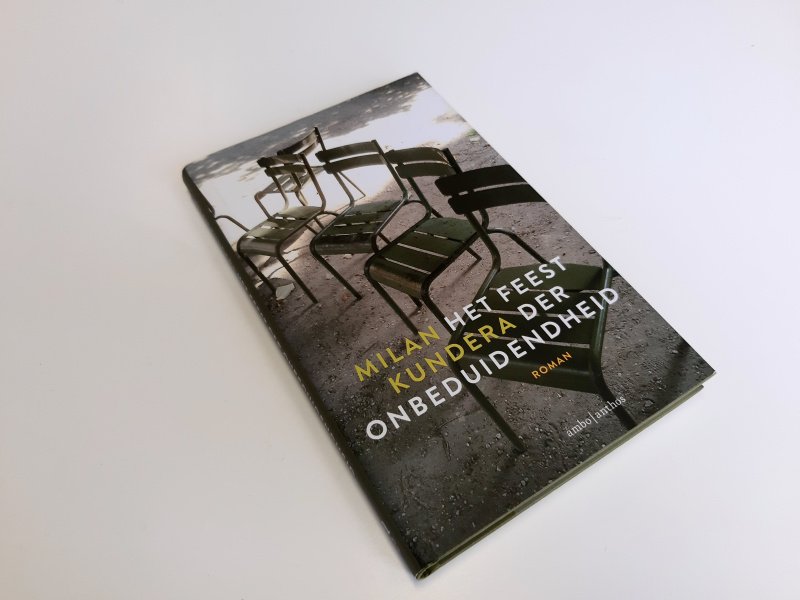 Boek met de titel: Het feest der onbeduidendheid