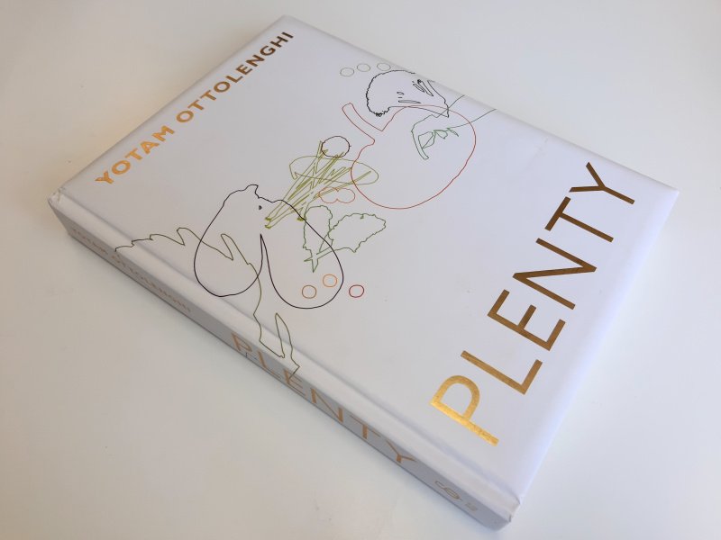 Tweedehands boek: Plenty van auteur Yotam Ottolenghi - Softcover in zeer goede staat. Lichte gebruikerssporen aan de kaft. Bladzijdes licht verkleurd maar wel schoon en onbeschreven.