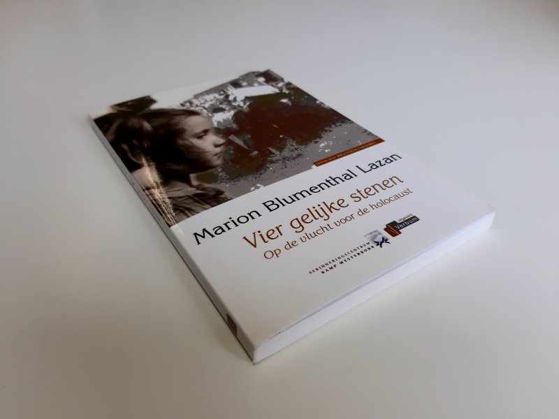 Boek met de titel: Vier gelijke stenen