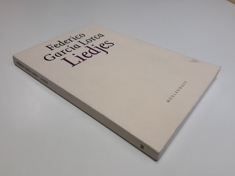 Tweedehands boek: Liedjes (1921-1924) van auteur Federico García Lorca - Paperback met rechte rug zonder leesvouwen. Minimale gebruikerssporen randen kaft. Kleine leesvouw onderaan blz 119. Verder onbeschreven, schoon en netjes