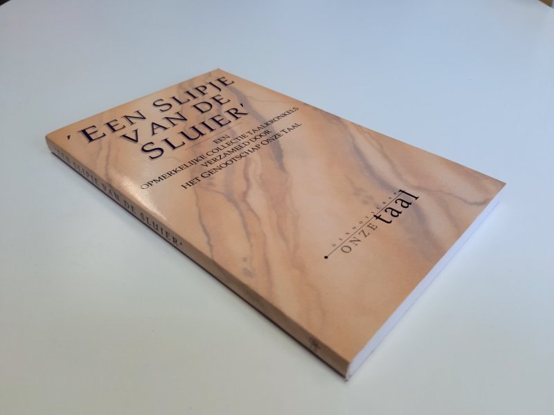 Boek met de titel: Een slipje van de sluier