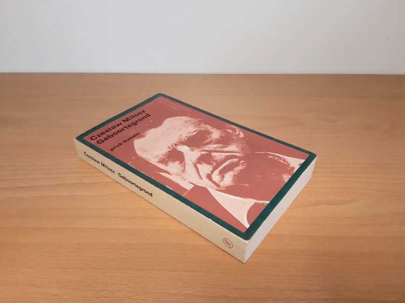 Tweedehands boek: Geboortegrond, privé domein nr. 77 van auteur Czesław Miłosz - Paperback met flappen en rechte rug zonder leesvouwen. Slijtage randen kaft en rug. Streep voorzijde snede. Binnenin onbeschreven en netjes.