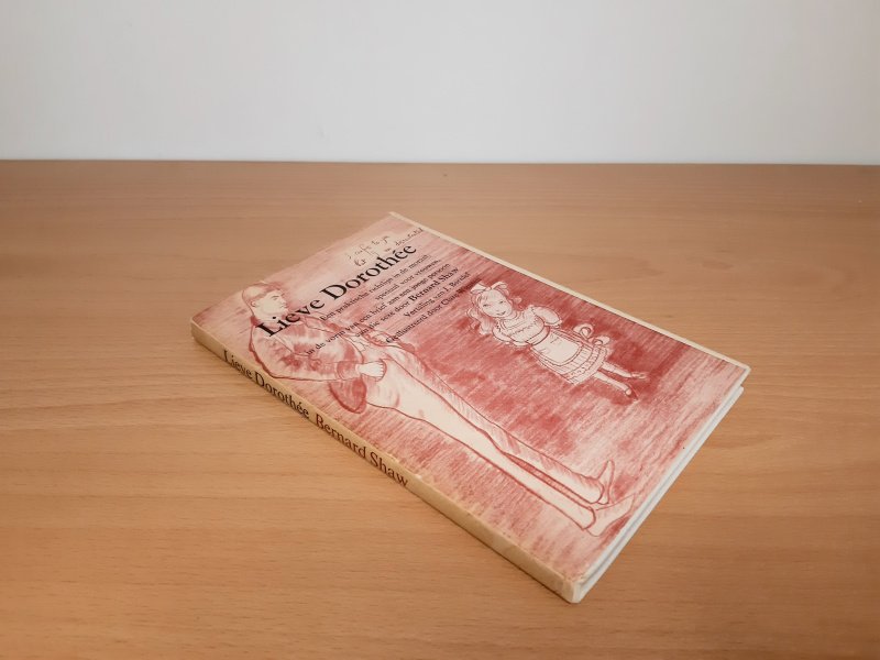 Tweedehands boek: Lieve Dorothée van auteur Bernard Shaw - Hardcover met stofomslag, lichte randsporen en kleine inscheuring achter. Voorzijde vlek, binnenkaft verkleurd en naam voorin. Verder netjes, met zwart-witillustraties.
