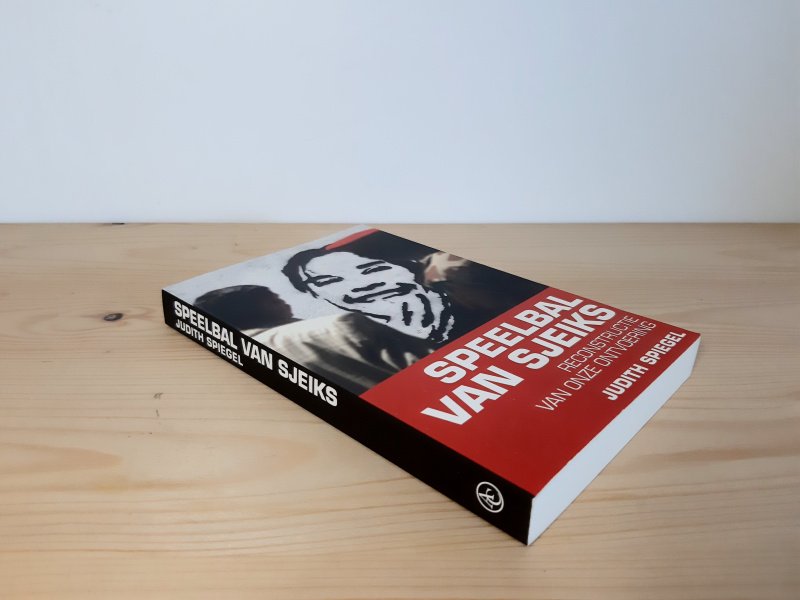 Tweedehands boek: Speelbal van sjeiks van auteur Judith Spiegel - Paperback, oogt als nieuw! Binnenin onbeschreven, schoon en netjes.