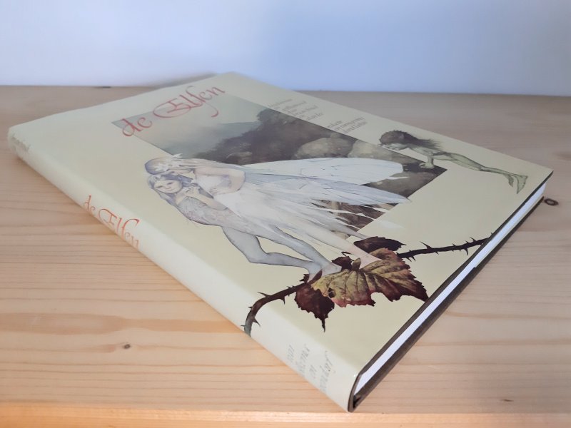 Tweedehands boek: De elfen van auteur Brian Froud, Alan Lee - Hardcover met stofomslag. Omslag bij de rug en achterzijde licht verkleurd. Typex voorin, verder schoon en onbeschreven met prachtige illustraties.