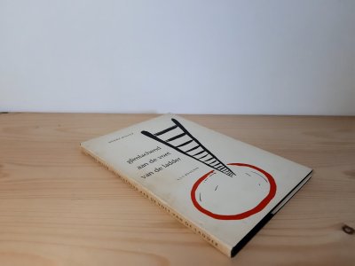 Boek met de titel: Glimlachend aan de voet van de ladder
