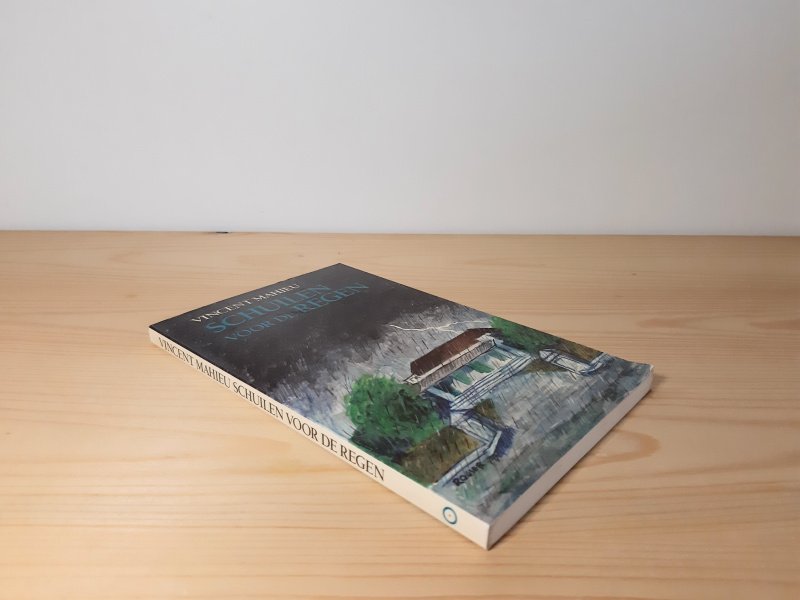 Tweedehands boek: Schuilen voor de regen van auteur Vincent Mahieu - Paperback in goede conditie. Lichte gebruikerssporen onderste puntje kaft. Achterkant kaft licht verkleurd.