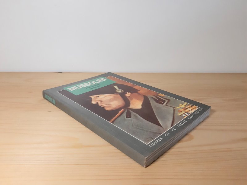 Boek met de titel: Mussolini, fascistenleider en dicator