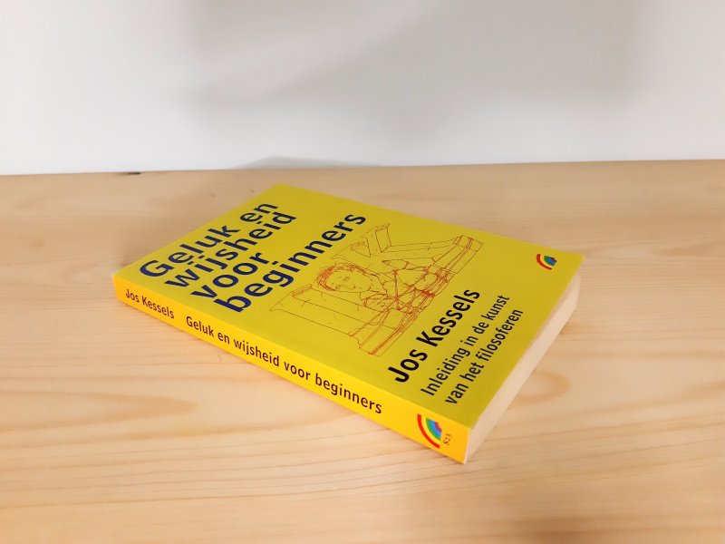 Tweedehands boek: Geluk en wijsheid voor beginners van auteur Jos Kessels - Pocket met rechte rug zonder leesvouwen. Lichte gebruikerssporen randen kaft. Kreukels op de kaft langs de rug. Binnenin onbeschreven en netjes.