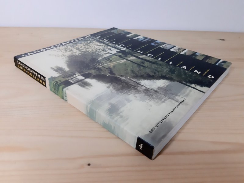 Tweedehands boek: Landschappen in Zuid-Holland van auteur Hans Oerlemans - Softcover met flappen. Naam stempel voorin. Lichte gebruikerssporen kaft. het boek verkeert in goede staat.