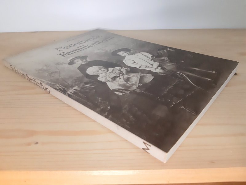Tweedehands boek: Nederlands familiealbum van auteur Leonard de Vries - Softcover, kaft heeft lichte gebruikersporen. het boek verkeert in goede tot zeer goede staat