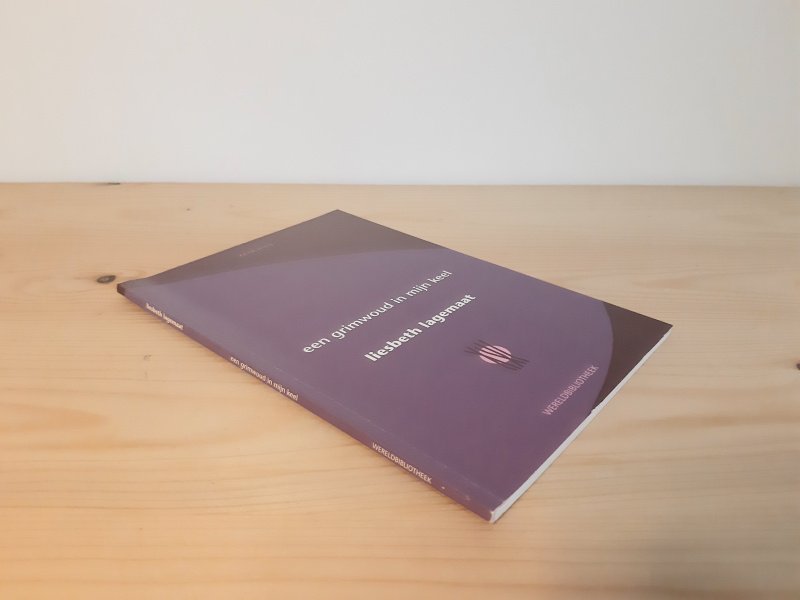 Tweedehands boek: Een grimwoud in mijn keel van auteur Liesbeth Lagemaat - Paperback met flappen. Minimale gebruikerssporen randen kaft. Vouw langs de rug, voorkant kaft. Binnenin schoon en onbeschreven.