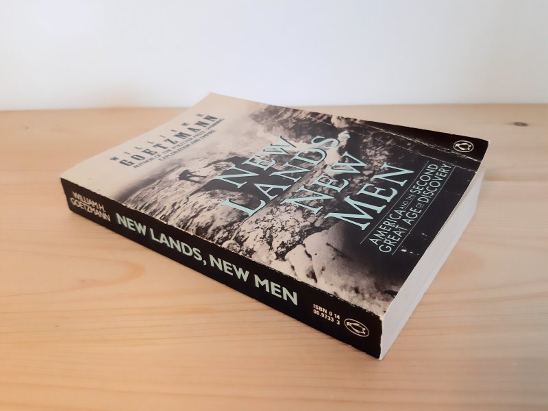 Tweedehands boek: New Lands, New Men - Penguin Book van auteur William H. Goetzmann - Engelstalige softcover. Het boek is gelezen. Er zijn duidelijk gebruikersporen te zien aan kaft (hoekvouwen rechtsonder voorkant kaft)