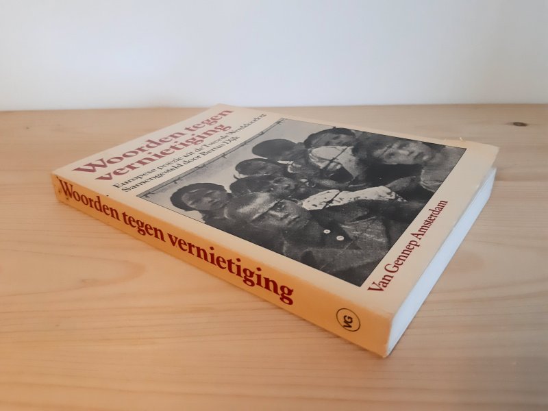 Tweedehands boek: Woorden tegen vernietiging van auteur Bertus van Dijk - Softcover. Kaft en pagina's zijn verkleurd. Leesvouw rechtsonder kaft. Het boek verkeert in redelijke tot goede staat