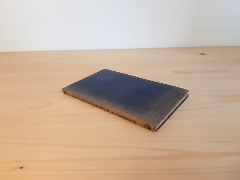 Tweedehands boek: Ethische Religie van auteur M. K. Gandhi - Gekartoneerde cover (linnen) lichte gebruikerssporen aan de kaft. Rug is verkleurd. Gezien de leeftijd verkeert het boekje in een goede staat