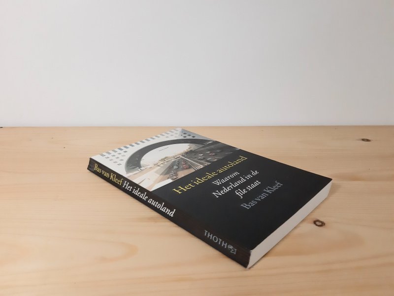 Tweedehands boek: Het Ideale Autoland van auteur Bas van Kleef - Softcover, Boek heeft een kromme rug. Voor de rest netjes en onbeschreven. In goede staat