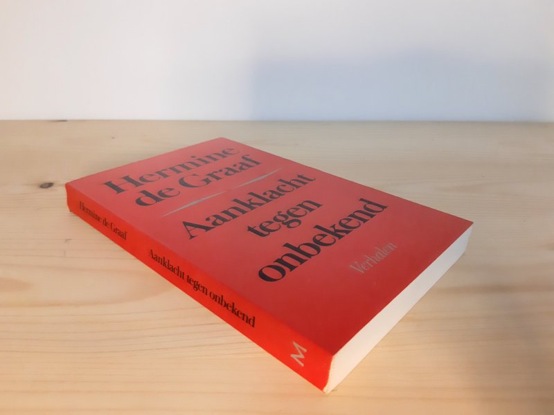 Boek met de titel: Aanklacht tegen onbekend