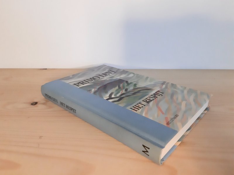 Tweedehands boek: Het respijt van auteur Primo Levi - Hardcover, rug is iets verkleurd. het boek verkeert in zeer goede staat