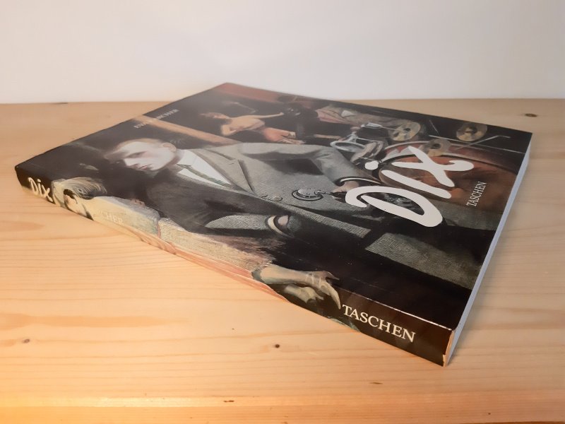 Tweedehands boek: Dix van auteur Eva Karcher - Italiaans talige paperback met flappen. Rijkelijk geïllustreerd. Lichte gebruikerssporen onder en bovenkant rug. Lichte verkleuring witte bladzijdes. Onbeschreven.