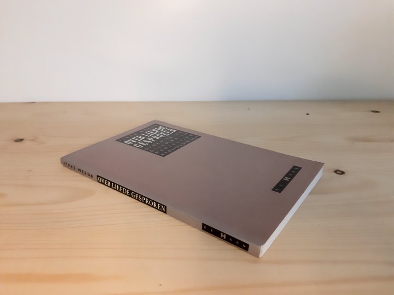Tweedehands boek: Over liefde gesproken van auteur Iteeke Weeda - Softcover, in goede tot zeer goede staat. Minimale gebruikerssporen kaft. kleine vlekjes op de snede.