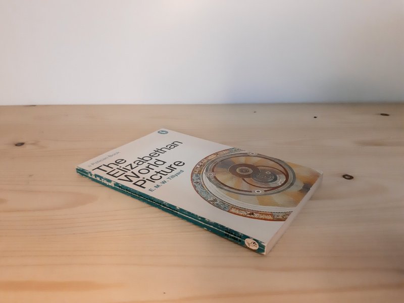 Tweedehands boek: The Elizabethan World Picture - A Pelican Book van auteur E.m.W. Tillyard - Engelstalig Pocketboek, ex-libres voorin ook naam geschreven. Gebruikerssporen kaft