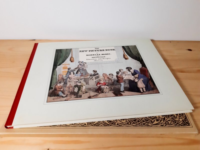 Tweedehands boek: The New Picture Book van auteur Nicholas Bohny - Hardcover in cassette, boek oogt als nieuw, onbeschreven. Cassette lichte slijtage langs de randen.