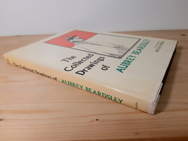 Tweedehands boek: The Collected Drawings of Aubrey Beardsley van auteur Aubrey Beardsley, Arthur Symons - Engelstalige hardcover met stofomslag. Omslag verkleurd en slijtage langs de randen. Binnenin onbeschreven en netjes.