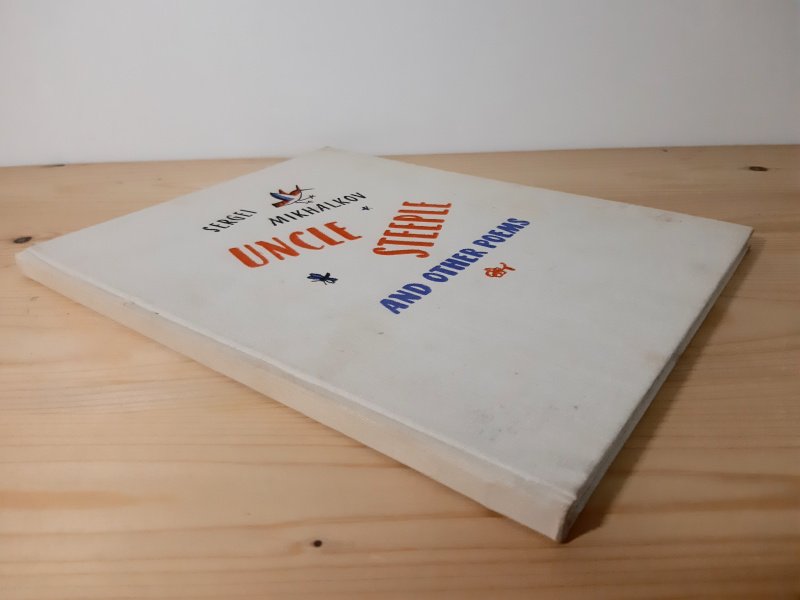 Tweedehands boek: Uncle Steeple and Other Poems van auteur Sergei Mikhalkov - Engelstalige linnen hardcover met lichte vegen en wat vlekjes. Binnenin onbeschreven, schoon en netjes.