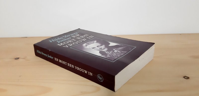 Tweedehands boek: Er moet een vrouw in van auteur H. Verwey-Jonker - Softcover, in redelijke staat. Leesvouw in de rug. Kleine gebruikerssporen aan de kaft. Gelezen. Onbeschreven