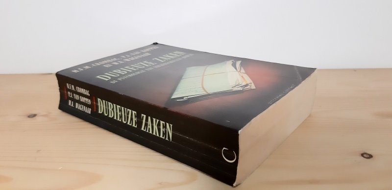 Tweedehands boek: Dubieuze zaken van auteur Henricus Florentine Maria Crombag, P. J. van Koppen, Willem Albert Wagenaar - Softcover in redelijke staat. Naam voorin. Gekromde rug. Gebruikerssporen aan kaft en pagina's
