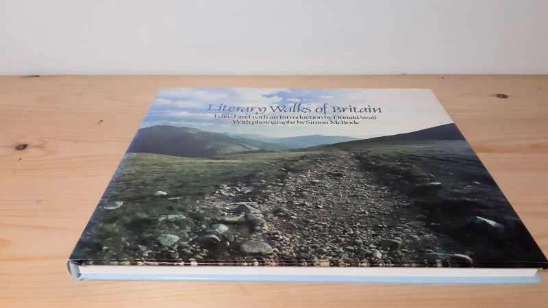 Tweedehands boek: Literary Walks of Britain van auteur Simon McBride - Hardcover met stofomslag. Pagina 7 en 9 zijn er aantekeningen gemaakt. het boek is goede staat