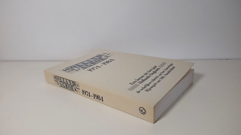Tweedehands boek: Hollands Dagboek 1974-1984 van auteur Samengesteld NRC Handelsblad - Paperback met rechte rug zonder leesvouwen. Kaft licht verkleurd en zwart gespikkelde vlek achterzijde kaft. Binnenwerk onbeschreven en netjes.