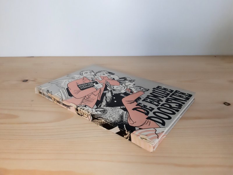 Tweedehands boek: De Familie doorsnee van auteur Annie M.G. Schmidt - Hardcover, ingebonden en gekartoneerd. Rug is beschadigd. Binnenin is het boek onbeschreven en netjes. In redelijke staat