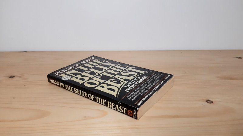 Tweedehands boek: In the belly of the beast van auteur Jack Henry Abbott - Pocketboek, lichte gebruikerssporen aan de kaft, maar netjes en onbeschreven