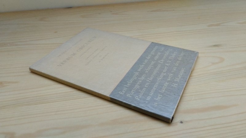 Tweedehands boek: Verburum Obscurum Aphorismen van auteur Teixeira de Pascoaes - Hardcover, in goede tot zeer goede staat. Schutblad iets verkleurd. Netjes en onbeschreven. met uitgeversband.