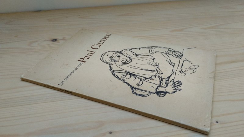 Tweedehands boek: Het tekenwerk van Paul Citroen van auteur Paul Citroen - Softcover. Kaft en pagina's verkleurd. Kaft heeft kleine ouderdomsvlekjes en lichte gebruikerssporen. Boek verkeert in goede staat