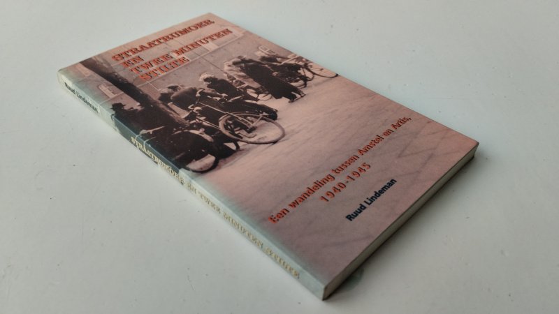 Boek met de titel: Straatrumoer en twee minuten stilte