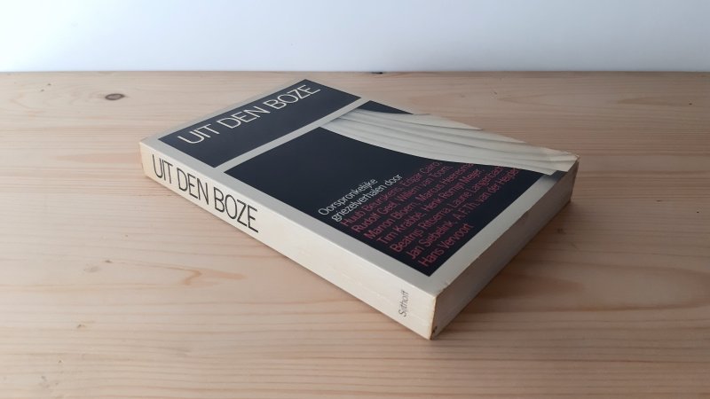 Tweedehands boek: Uit den boze van auteur Tim Krabbé, Robert-Henk Zuidinga - Paperback met licht scheefgelezen ruggetje een leesvouwen. Kaft verkleurd. Lichte gebruikerssporen randen kaft, naam voorin.