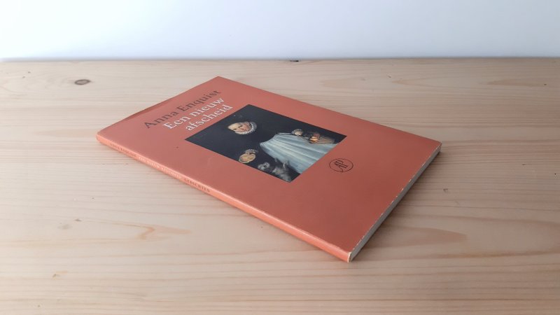 Tweedehands boek: Een nieuw afscheid van auteur Anna Enquist - Paperback met flappen, lichte gebruikerssporen randen kaft. Binnenin onbeschreven en netjes.